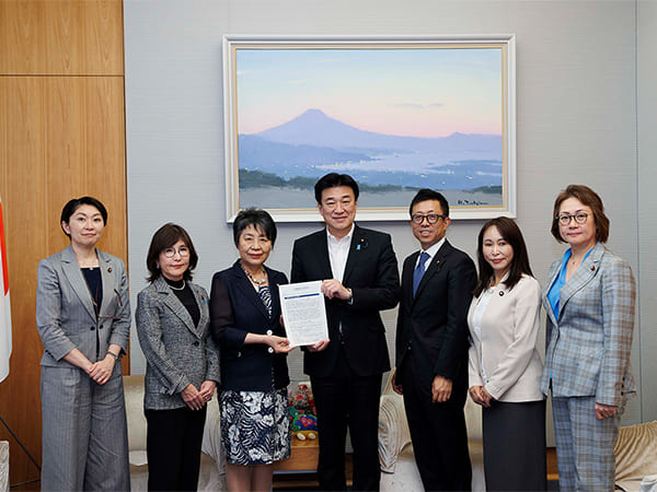 女性活躍推進特別委員会 提言 ～女性活躍で拓く、日本の未来～ 申し入れ