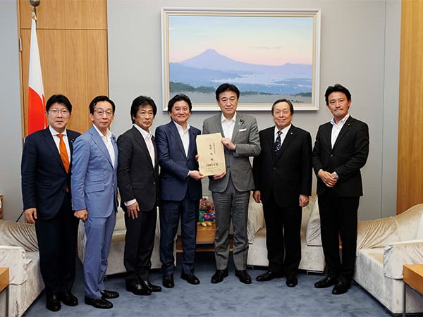 水産総合調査会 木原官房長官、鈴木農林水産大臣へ提言申し入れ
