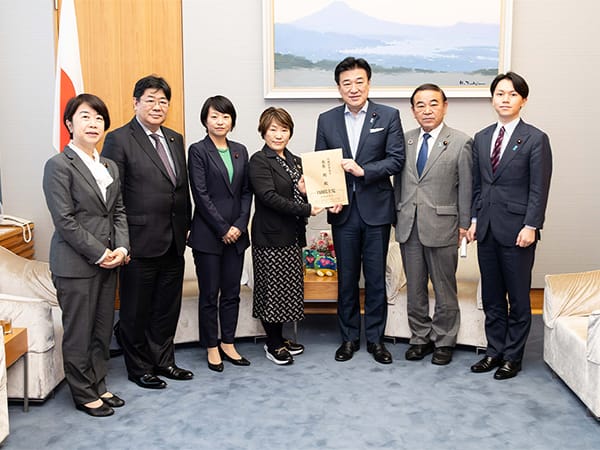 孤独・孤立対策特命委員会 木原官房長官、黄川田大臣へ提言手交