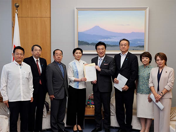 沖縄振興を国家戦略に 沖縄振興調査会が提言申し入れ