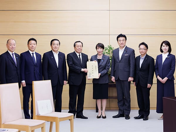 安全保障調査会が「新たな国家安全保障戦略等の策定に向けた提言」を申し入れ