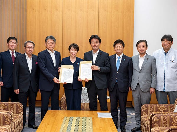 「着実な道路整備・管理の推進に向けた決議」、「自動運転の実現に向けた提言」を政府に申し入れ