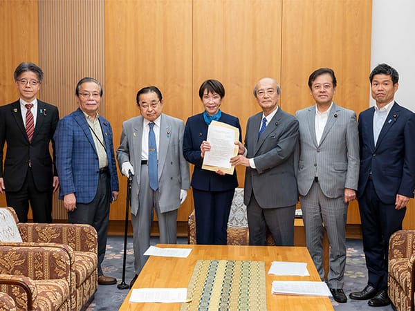「国土強靱化の安定的・継続的推進を求める緊急決議~令和の国土強靱化。対策から国家戦略へ~」を政府に申し入れ