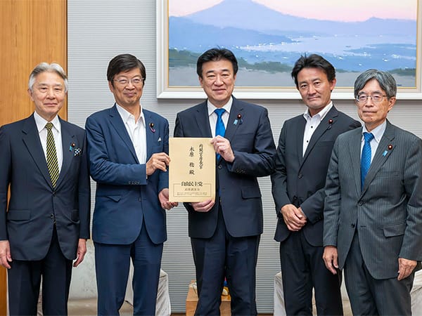 「強靭な海事産業群の実現に向けた施策の充実・強化に関する決議」を政府に申し入れ
