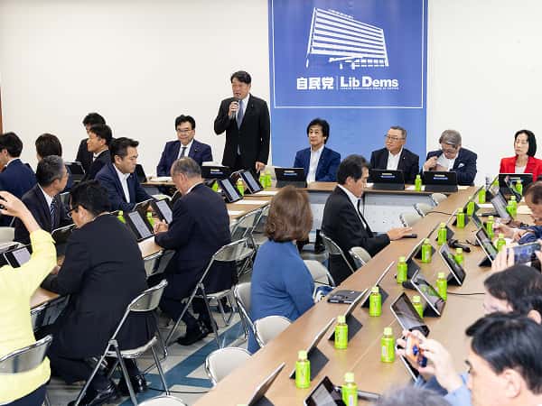 飲食料品消費税率の臨時的な引き下げと就業者負担支援金導入に向けた大綱を決定