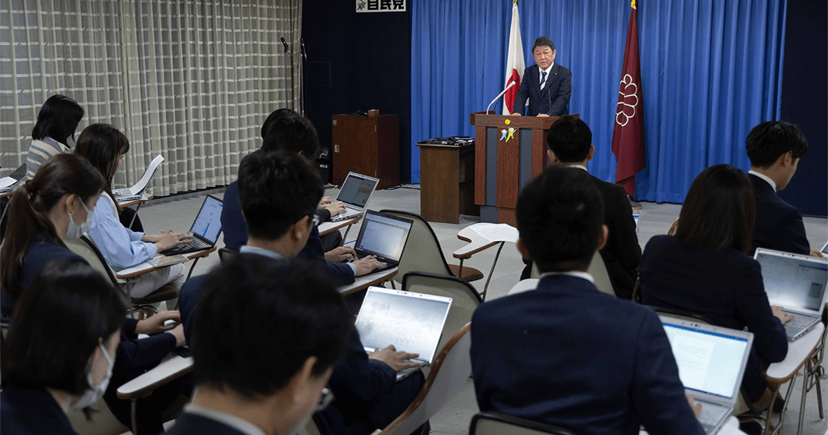 茂木幹事長の記者会見の様子