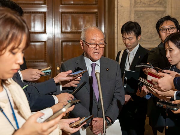 鈴木幹事長ぶら下がり会見