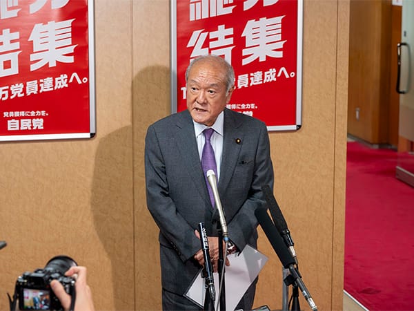 鈴木幹事長ぶら下がり会見