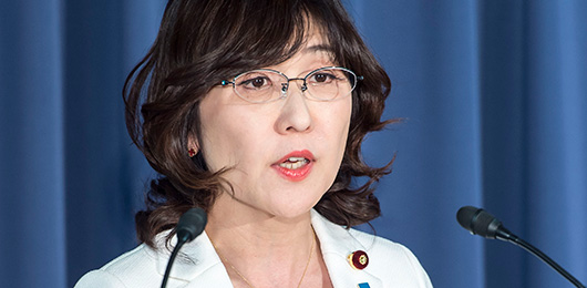 稲田朋美政務調査会長 稲田朋美政務調査会長