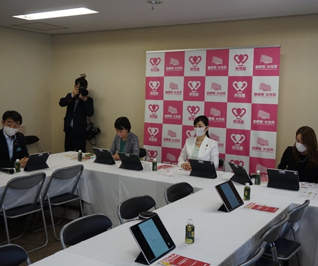 女性局役員会、各種活動報告を行いました。