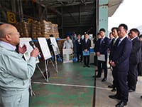 由利カントリーエレベーターでの豪雨被害について説明を受ける青年局役員
