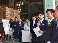 当時の被害や今後の課題について質問する中曽根康隆青年局長