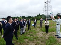 土壌貯蔵施設の説明を聞く一行