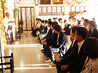 加藤神社にて被災状況の説明を受ける参加者