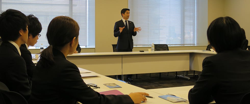 牧原秀樹青年局長が関西大学の学生達に講演