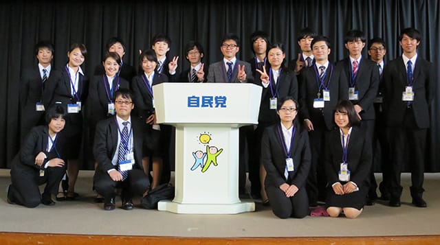 牧原秀樹青年局長が関西大学の学生達に講演