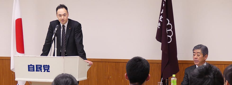 春季国会議員事務所インターンシップ開講式で鈴木馨祐青年局長が挨拶