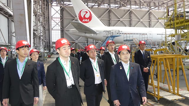 JAL整備場の視察を実施