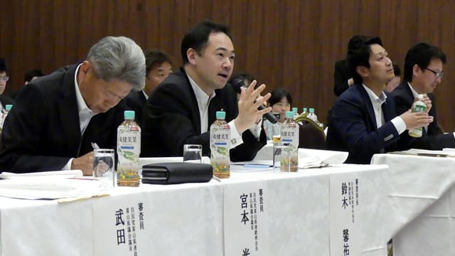 富山県連青年局主催「公募提案型政策コンテスト」に鈴木馨祐青年局長が審査員長として出席