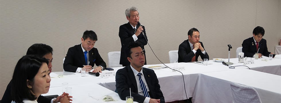 坂根正弘氏(コマツ相談役)を招いて定例昼食会を開催