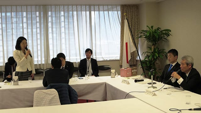 坂根正弘氏(コマツ相談役)を招いて定例昼食会を開催