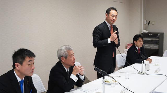 坂根正弘氏(コマツ相談役)を招いて定例昼食会を開催