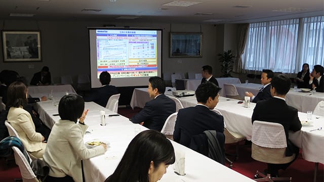 坂根正弘氏(コマツ相談役)を招いて定例昼食会を開催
