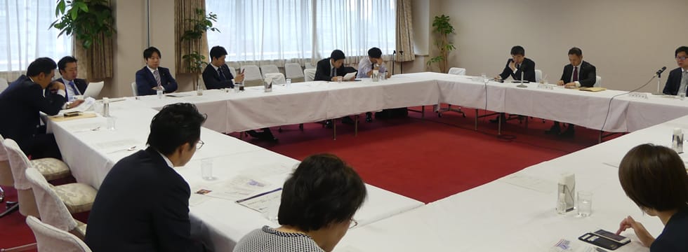 評論家の江崎道朗氏を招き定例昼食会を開催