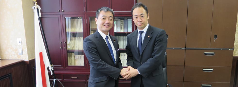 佐々木紀青年局長より鈴木馨祐・前青年局長に抱負を伝える
