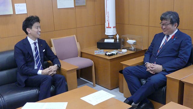 小林史明青年局長が歴代青年局長のもとへ挨拶まわり