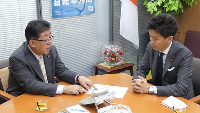小林史明青年局長が歴代青年局長のもとへ挨拶まわり