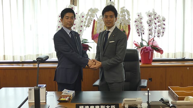 小林史明青年局長が歴代青年局長のもとへ挨拶まわり