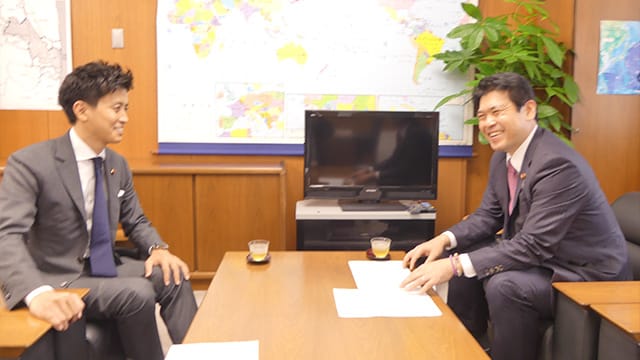 小林史明青年局長が歴代青年局長のもとへ挨拶まわり