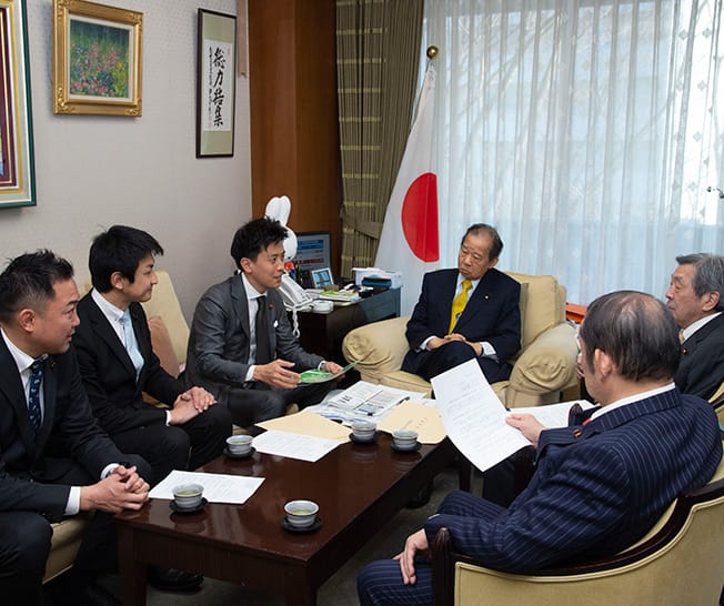 二階俊博幹事長、岸田文雄政務調査会長ら党執行部に申し入れ