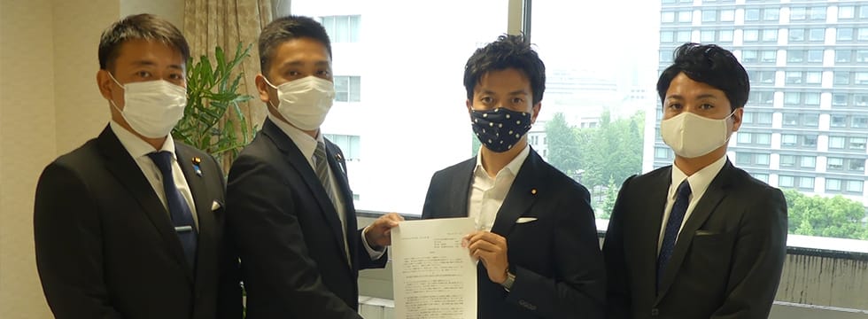 沖縄県連青年部が小林史明青年局長、山本ともひろ防衛副大臣に要請書を手交