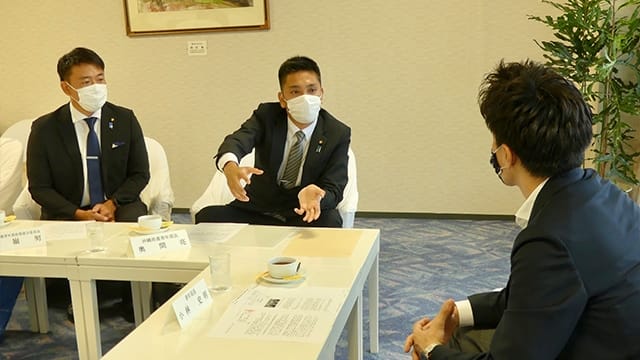 沖縄県連青年部が小林史明青年局長、山本ともひろ防衛副大臣に要請書を手交