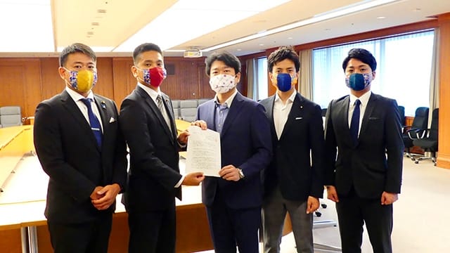 沖縄県連青年部が小林史明青年局長、山本ともひろ防衛副大臣に要請書を手交