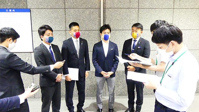 沖縄県連青年部が小林史明青年局長、山本ともひろ防衛副大臣に要請書を手交