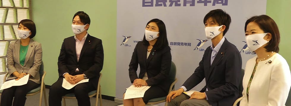 牧島かれん青年局長ら青年局役員が党首討論を実況解説