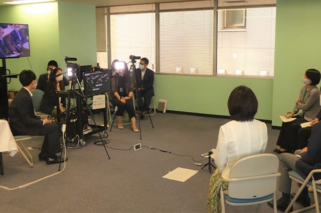 牧島かれん青年局長ら青年局役員が党首討論を実況解説