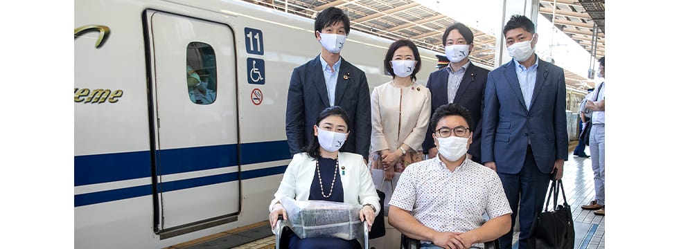 牧島青年局長らが新幹線のバリアフリー化の現状を視察