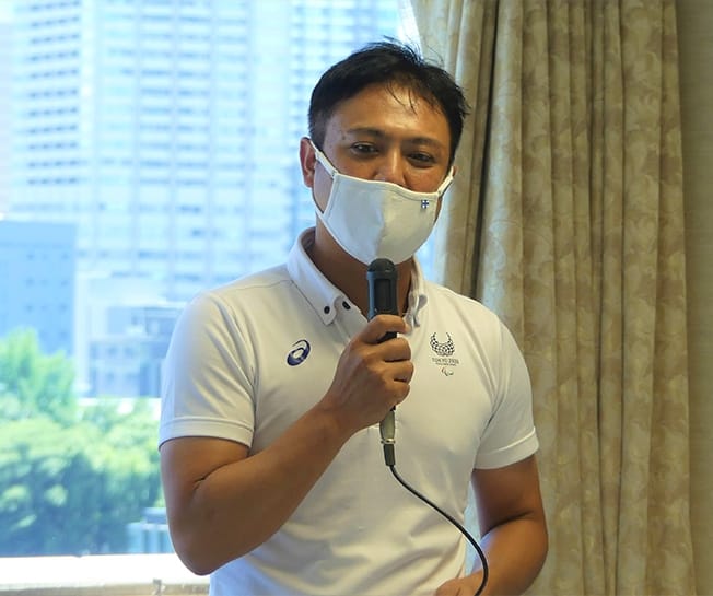 埼玉県連青年局・朝霞支部青年部が中央研修会を実施し、新型コロナに関する街頭アンケート結果を牧島青年局長に報告