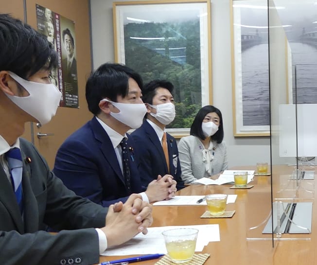 小倉青年局長が歴代青年局長のもとへ訪問