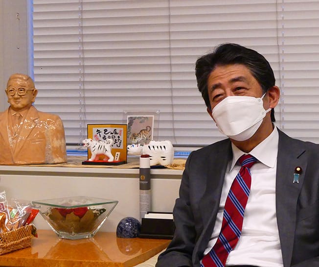 鈴木憲和局長代理が訪台後の安倍元総理らに帰朝報告