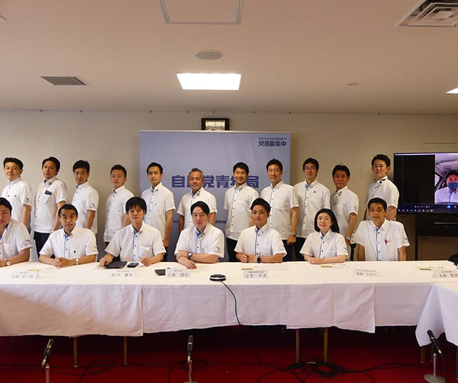 青年局オリジナルかりゆしウェアを披露