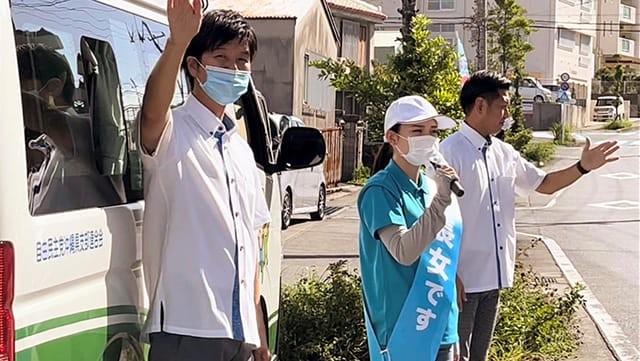 鈴木局長が就任翌日さっそく、サキマ知事候補応援のため沖縄へ