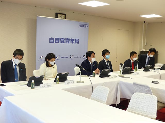 小倉將信内閣府特命担当大臣が定例会議で講演