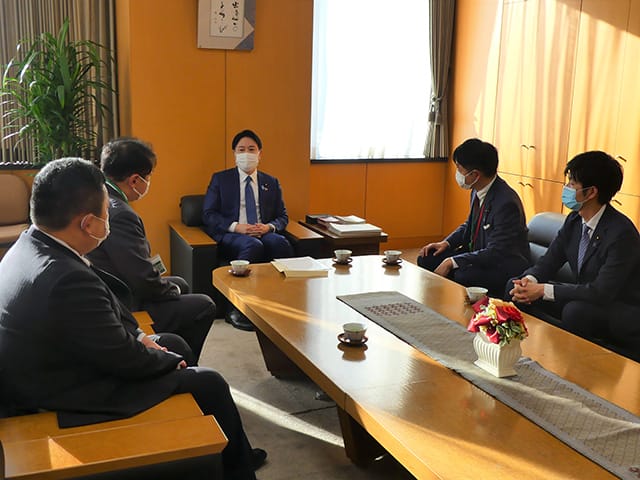 大阪府連青年局が小倉將信内閣府特命担当大臣に要望書を手交