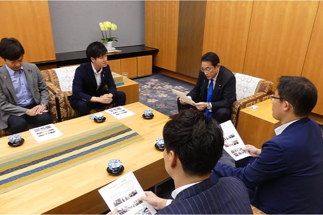 岸田総理・総裁へ台湾・パラオ訪問の成果を報告