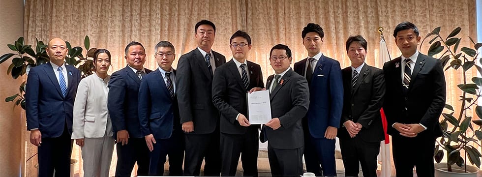鳥取、島根、徳島、高知県連青年部・青年局が藤原崇青年局長に参院選の合区解消に係る要望書を手交
